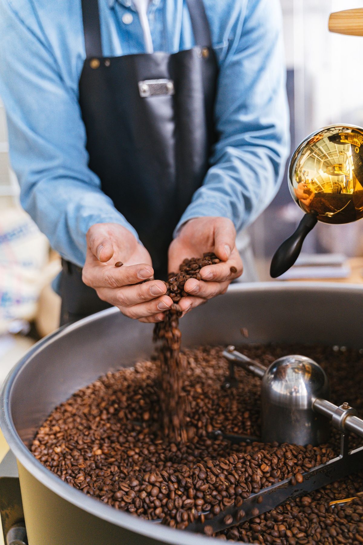 Verse koffiebonen worden gebrand