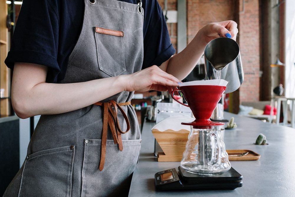 Barista bereidt pour-over koffie