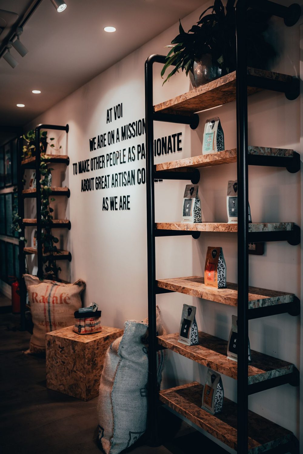 Schappen met koffieproducten